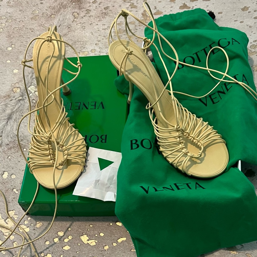 BOTTEGA VENETA
Dot Twisted Strap Leather Sandals size 42
$1250 NEW ASKING $750